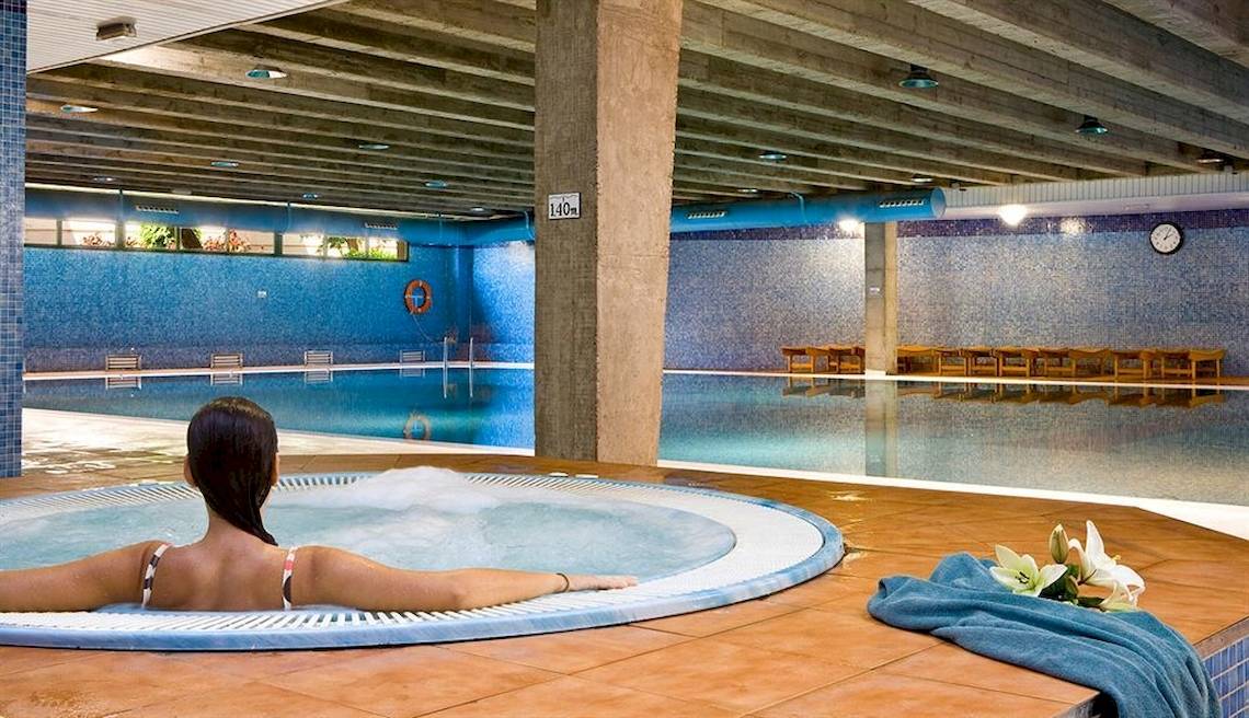 Frau im Whirlpool des Spas im Dreams Lanzarote Playa Dorada Resort & Spa