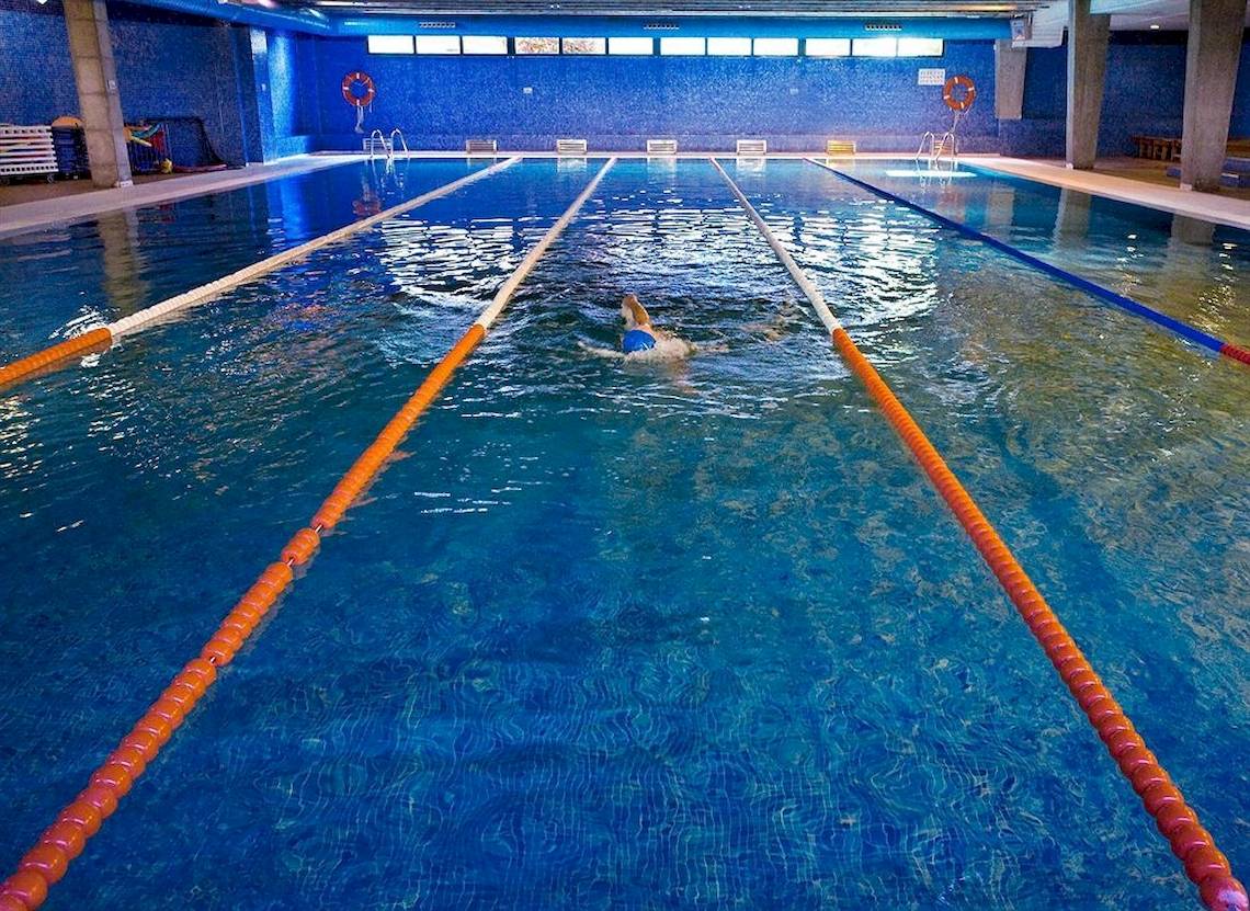 Person schwimmt in einem Schwimmbad des Dreams Lanzarote Playa Dorada Resort & Spa.