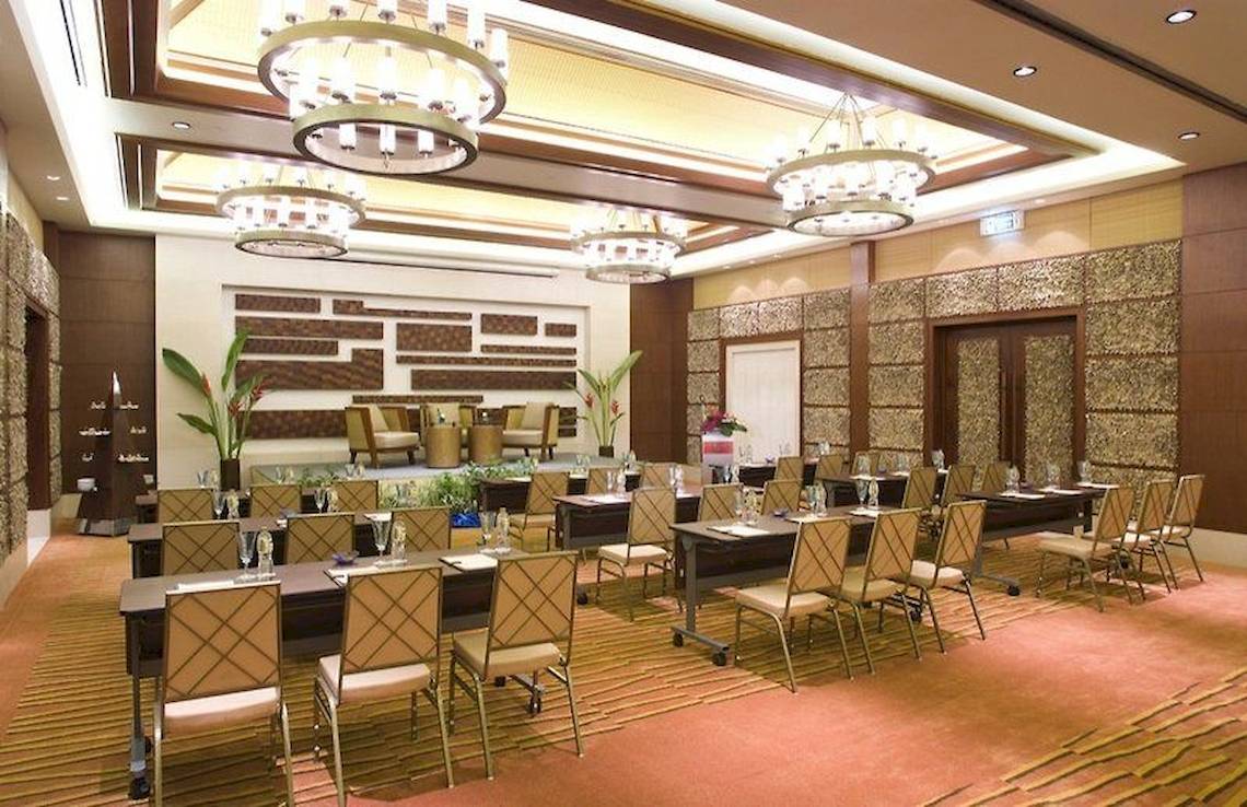 Konferenzraum im Centara Grand Beach Resort & Villas Krabi mit runden Tischen und Stühlen.