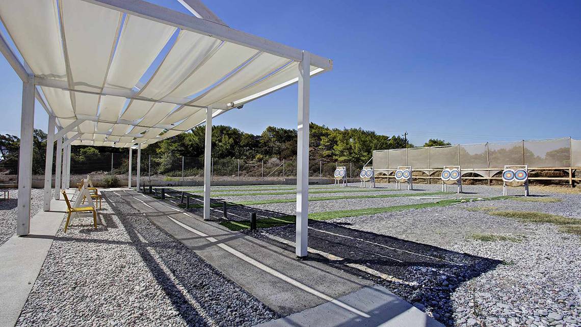 Archery range im Club Plimmiri Hotel mit schattenspendenden Überdachungen und Zieltafeln.