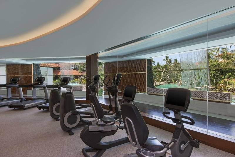 Innenansicht des Fitnesscenters im Laguna Resort mit Blick auf die Laufbänder und Fitnessgeräte.