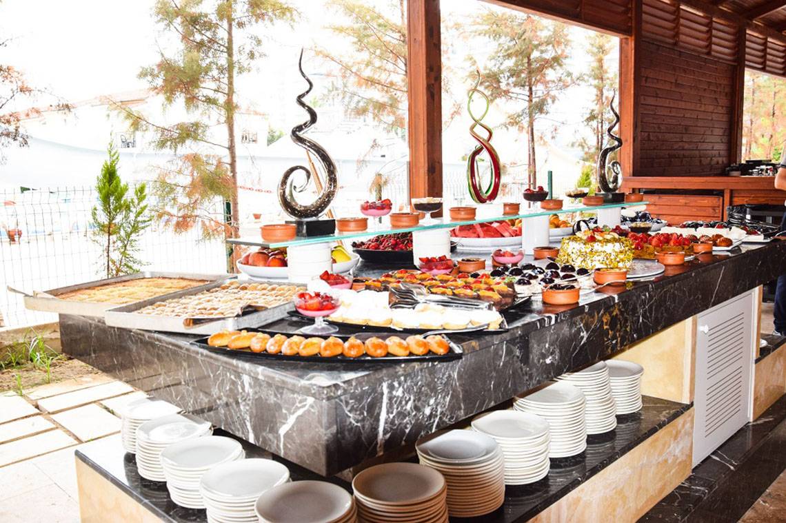 Buffet im Selectum Family Comfort Side Hotel mit verschiedenen Desserts und Kuchen.