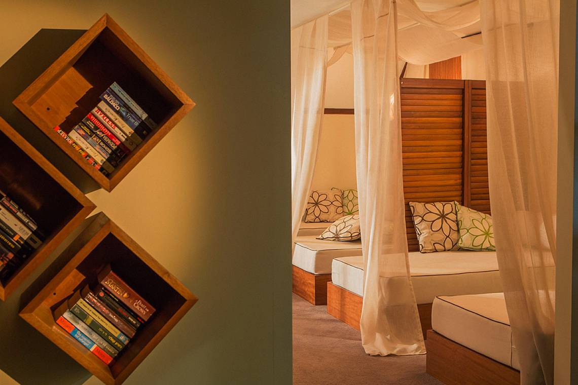 Schlafzimmer im Kurumba Maldives Hotel mit Betten und Bücherregalen
