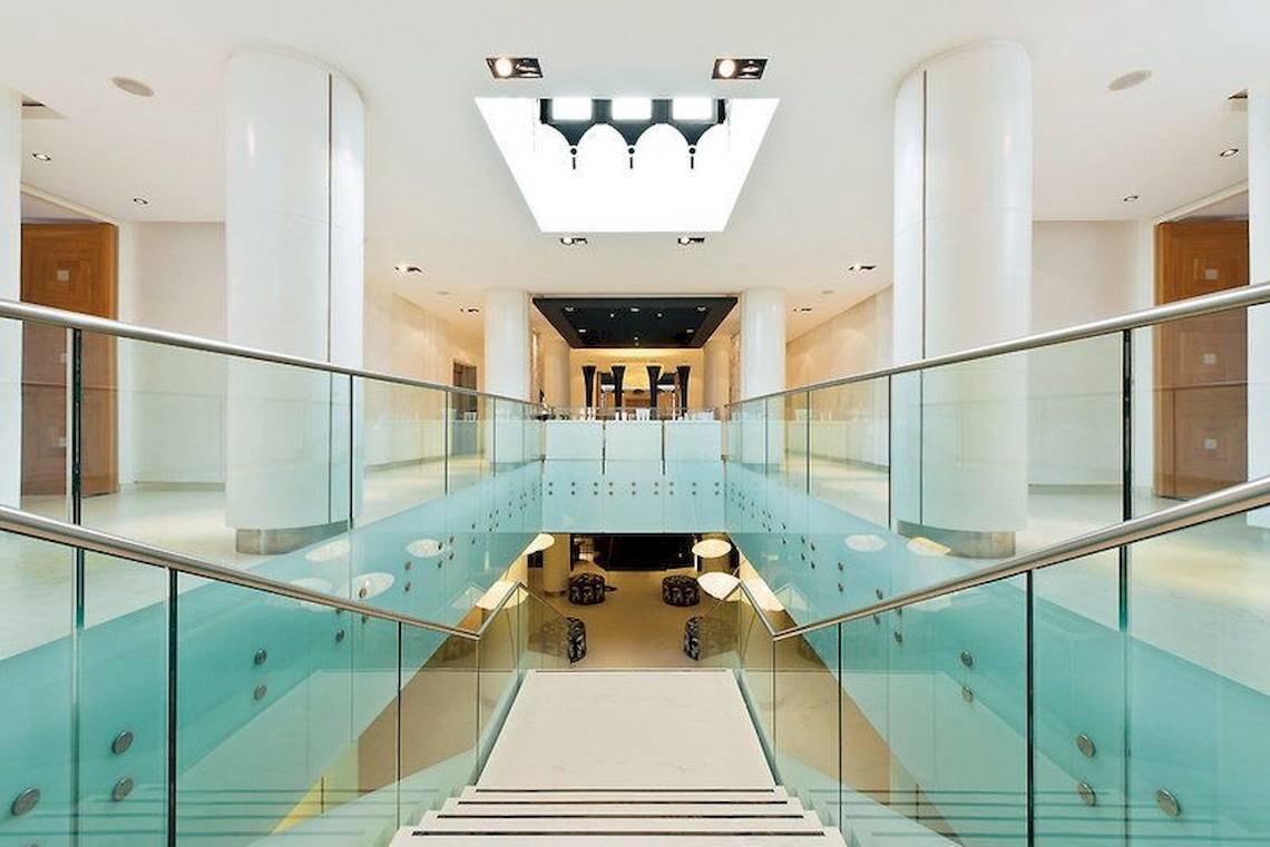 Innenbereich des Sofitel Agadir Thalassa Sea & Spa mit Glastreppen und gefliesten Böden