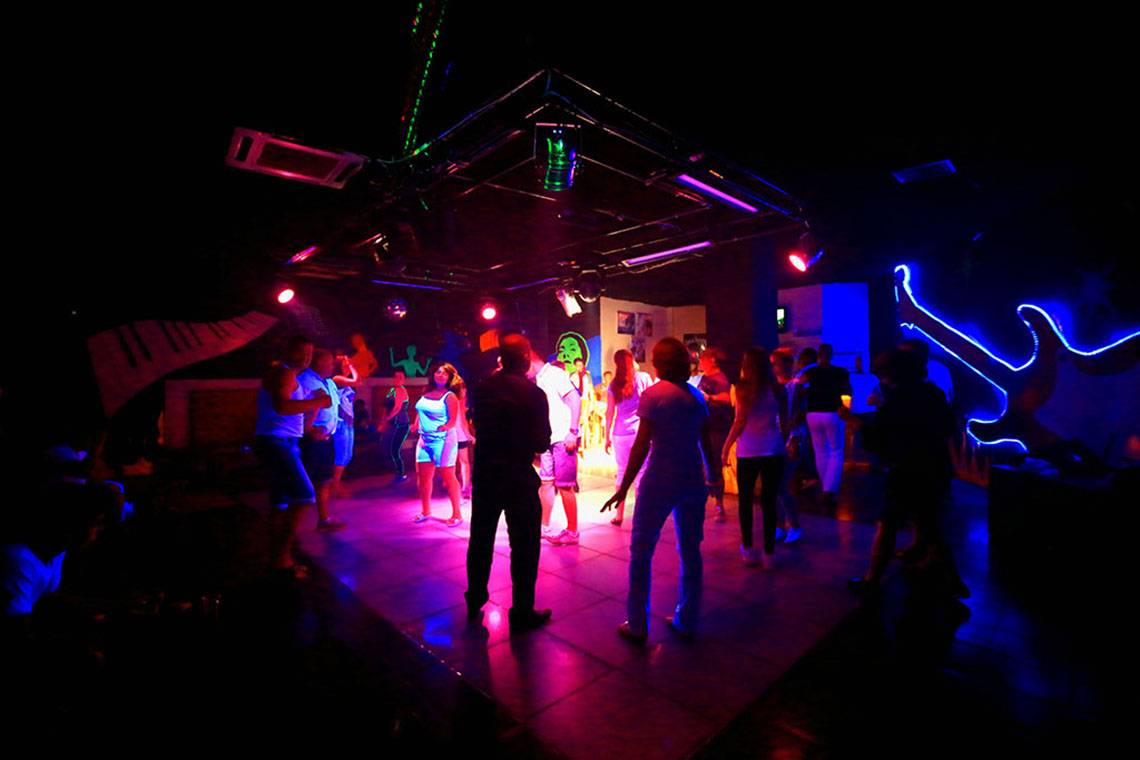 Party im Selectum Family Comfort Side Hotel mit bunten Lichtern und tanzenden Gästen.