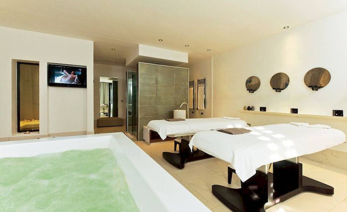 Massageraum im Sofitel Agadir Thalassa Sea & Spa mit Whirlpool und zwei Massagetischen.