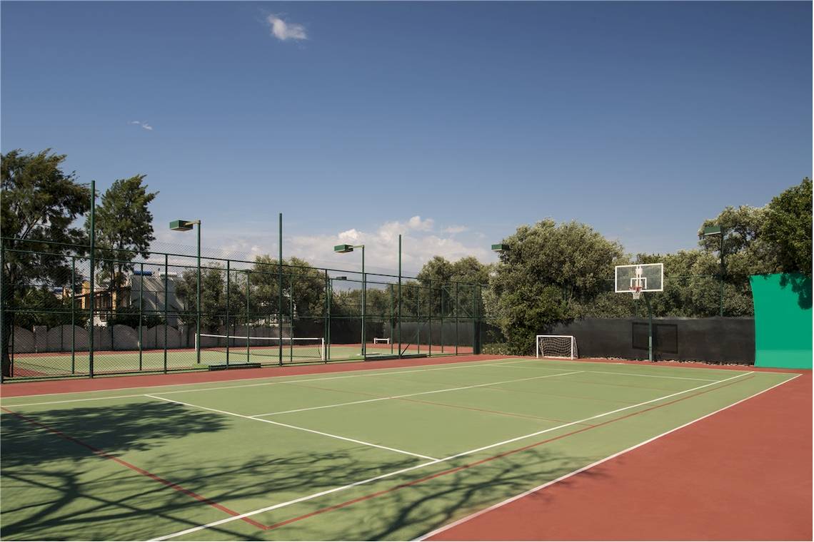 Sportanlage des Voyage Torba Hotels mit Tennis- und Basketballplätzen.