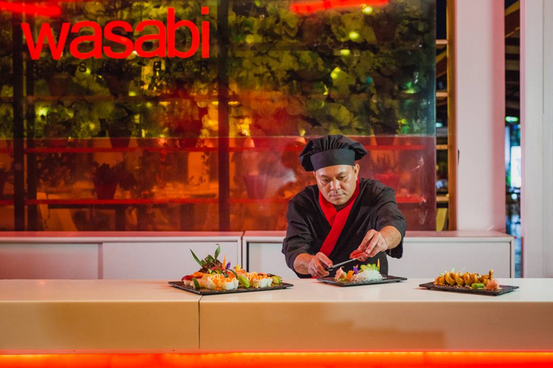 Koch bei Napa Plaza im Wasabi, der Gerichte zubereitet