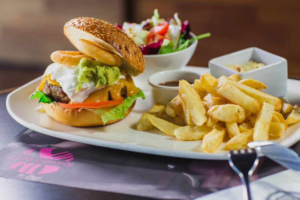 Ein Burger mit Pommes auf einem Teller im Cafe Central.