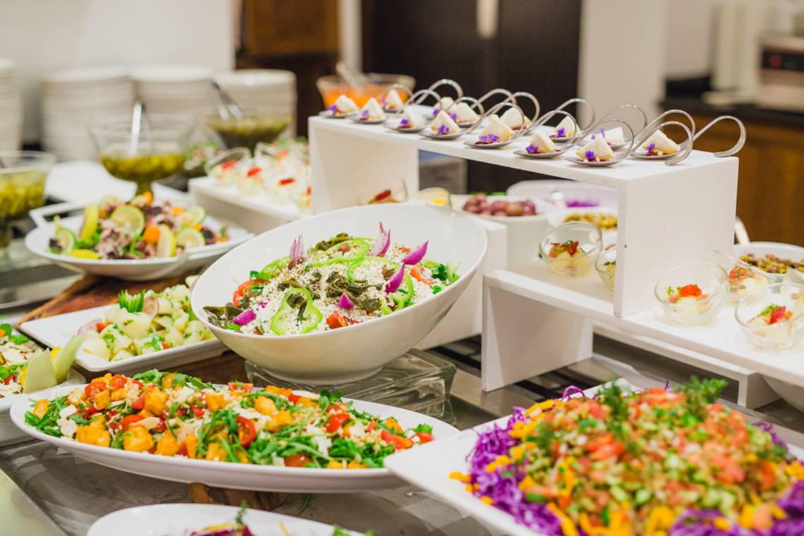 Buffet-Auswahl im Napa Plaza Hotel mit verschiedenen Salaten und Vorspeisen.