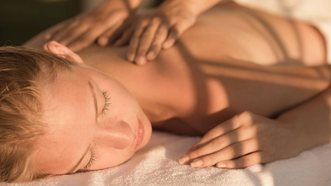 Eine Frau genießt eine Massage im Terrace Elite Resort.