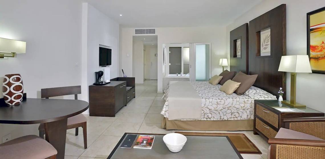Hotelzimmer im Paradisus Princesa del Mar Resort & Spa mit Bett, Schreibtisch, Fernseher und Badezimmer