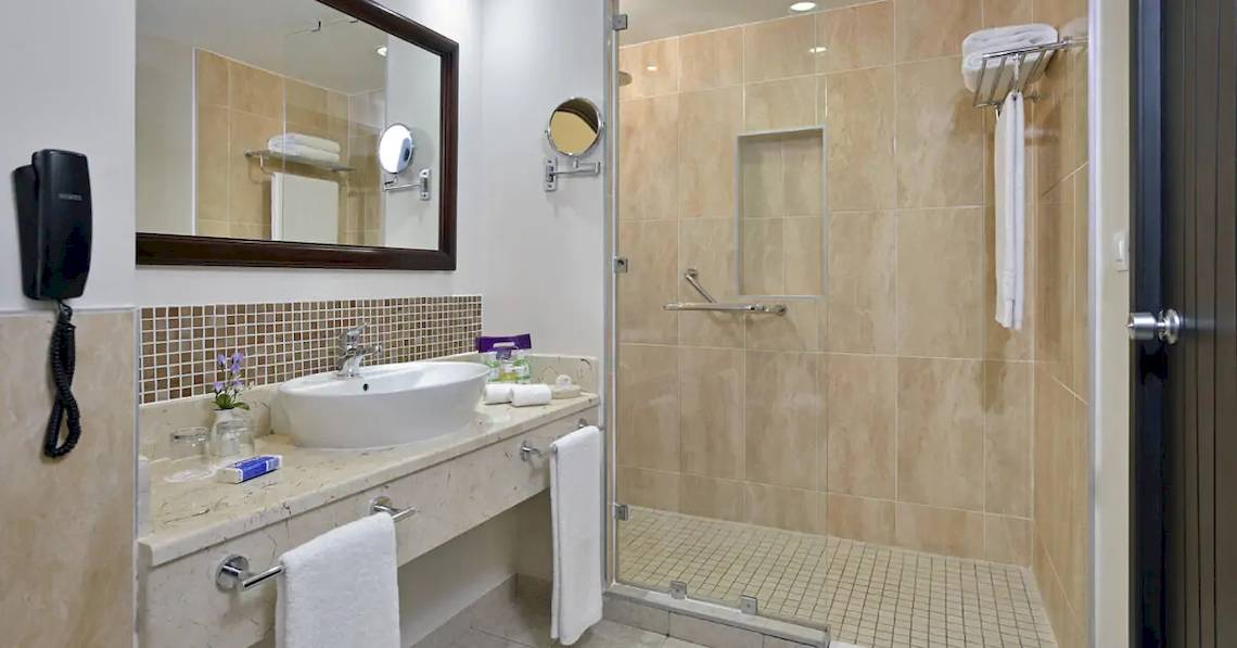 Badezimmer mit Dusche und Spiegel im Paradisus Princesa del Mar Resort & Spa