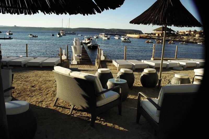 Außenbereich des LABRANDA Riviera Hotel & Spa mit Strandlounge-Sitzmöbeln und einem Schirm