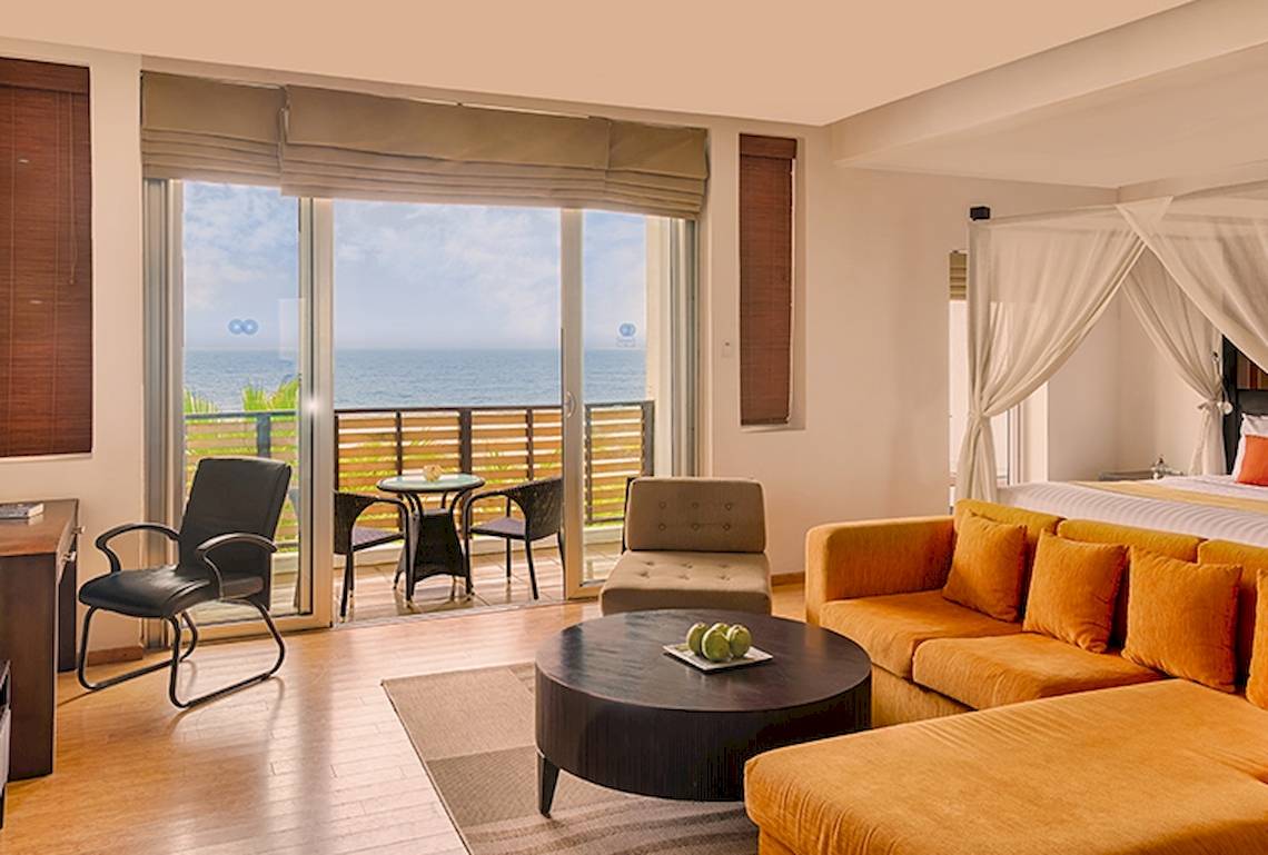 Innenansicht einer Suite im Jetwing Sea Hotel mit Blick auf den Ozean