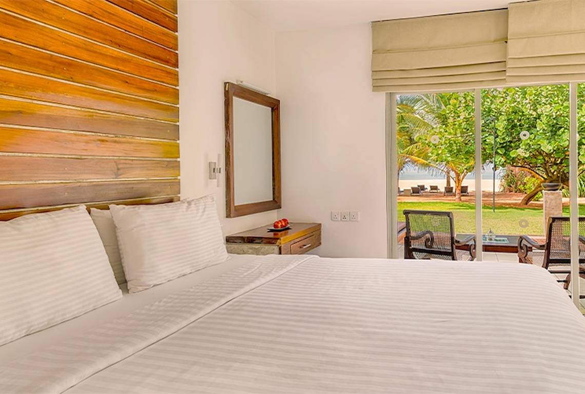 Schlafzimmer im Jetwing Sea Hotel mit Blick auf den Strand