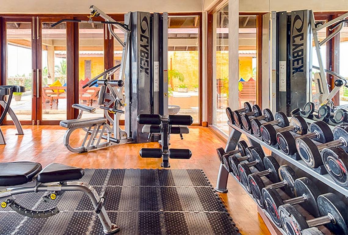 Fitnesscenter im Jetwing Sea Hotel mit diversen Geräten und Hanteln.