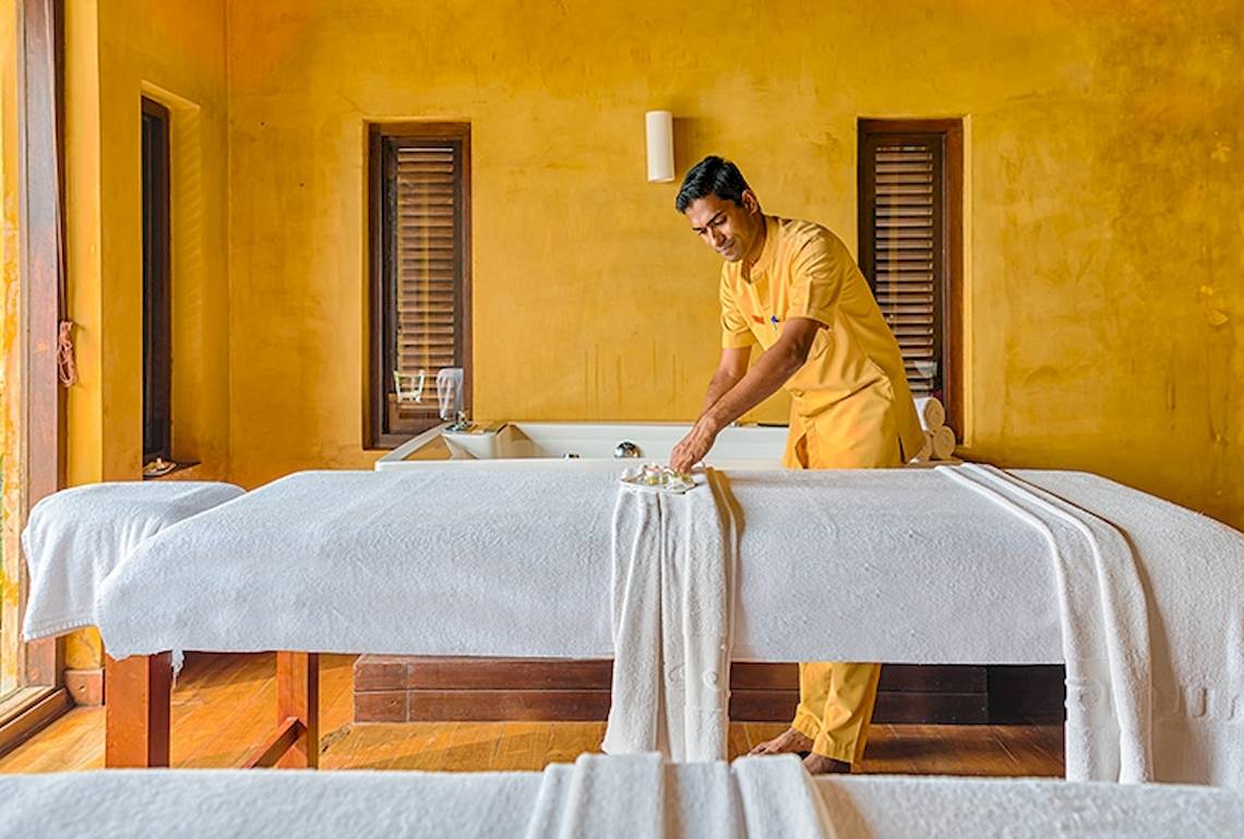 Massage-Therapeut im Hotel Jetwing Sea bereitet die Behandlungsliegen vor.