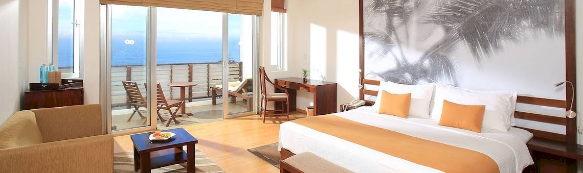 Hotelzimmer von Jetwing Sea mit Blick auf den Ozean von der Terrasse