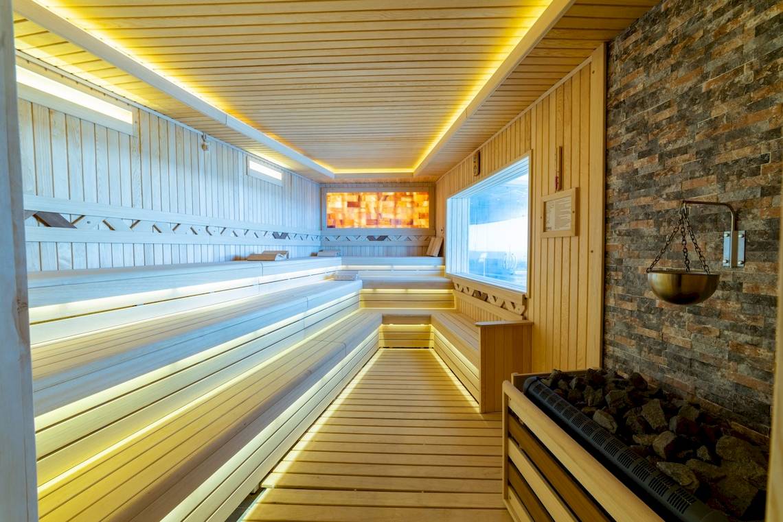 Innenansicht der Sauna im Ramla Bay Resort mit Holzwänden und Bänken.