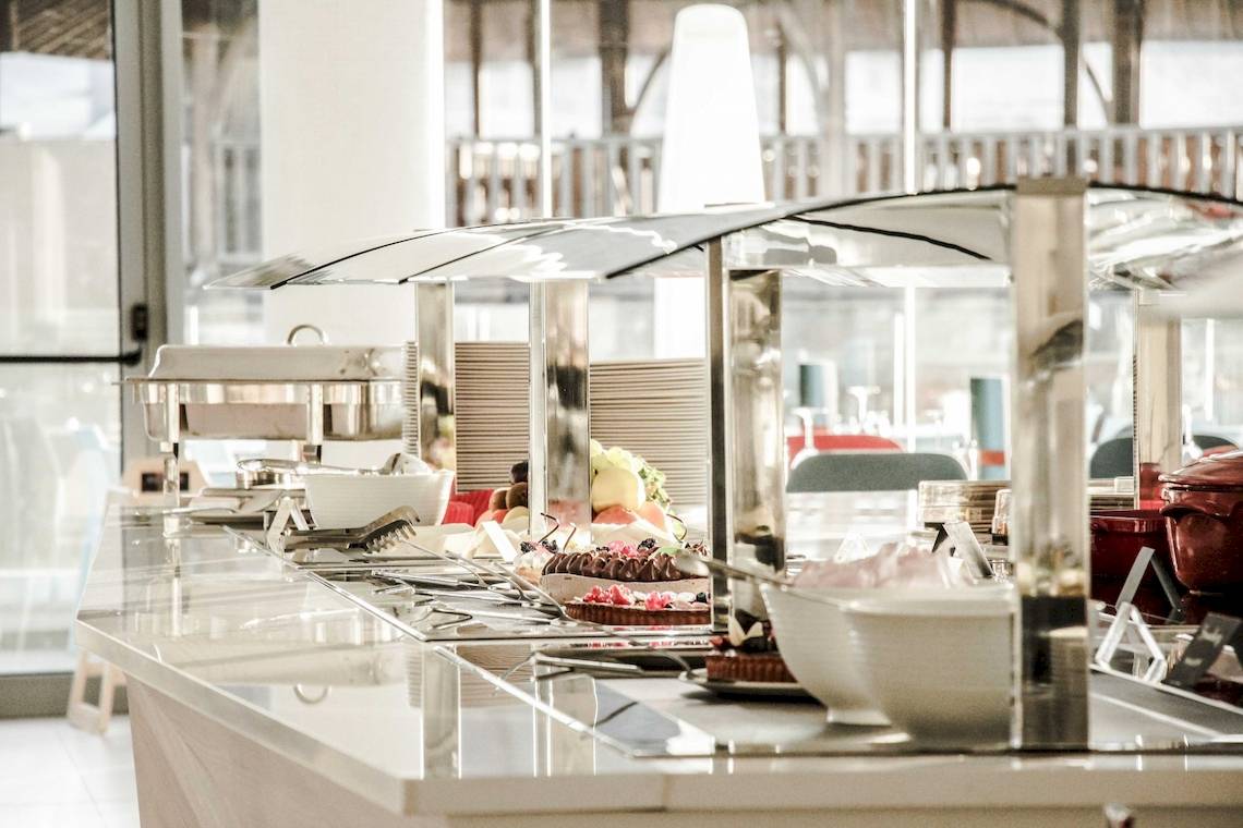 Buffet-Tisch im Ramla Bay Resort mit verschiedenen Speisen und Desserts.