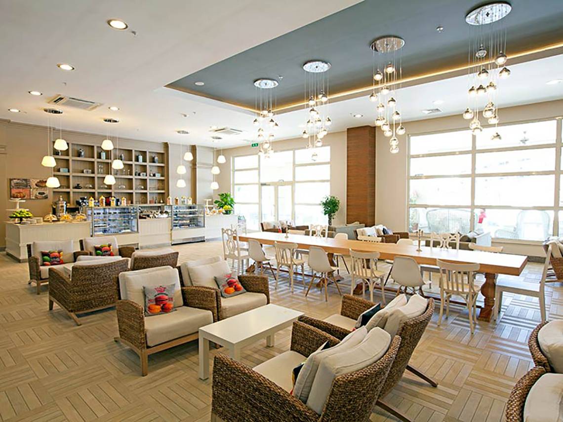 Loungebereich im Paloma Oceana Hotel mit vielen Stühlen und Tischen.