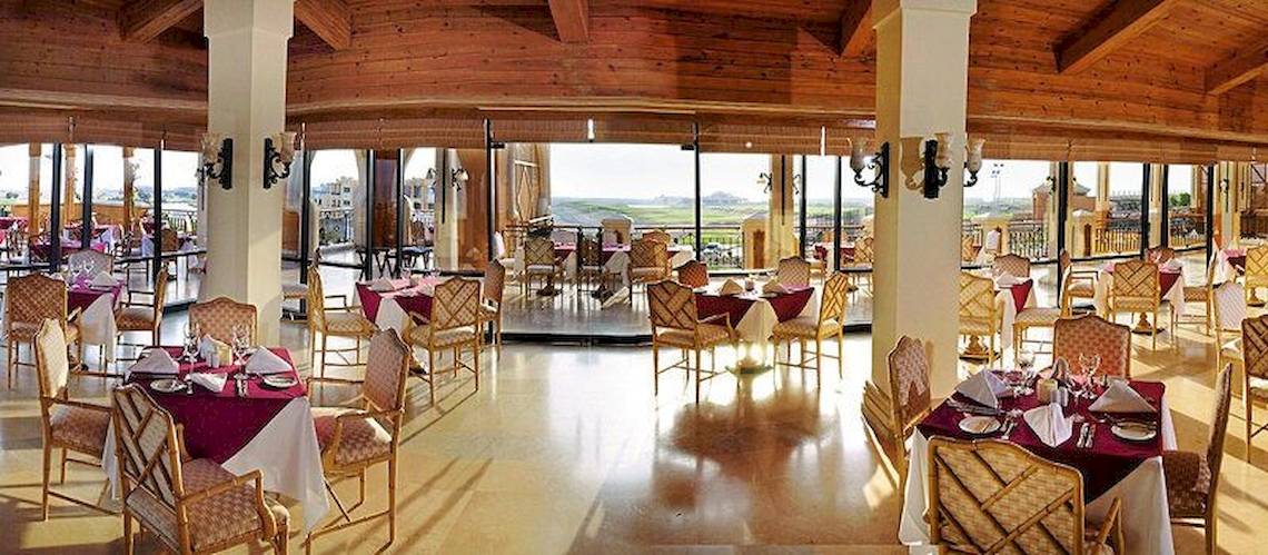 Restaurant im Cascades Golf Resort Spa & Thalasso mit vielen Tischen und Stühlen.