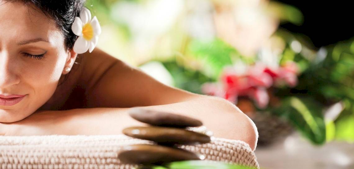Frau genießt eine Massage im Hotel Tamassa Bel Ombre