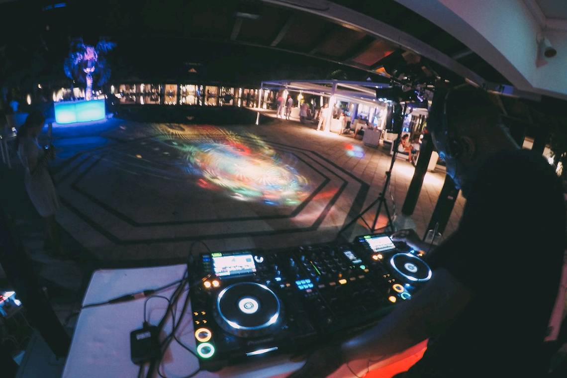 DJ spielt Musik im Freien im Hotel Tamassa Bel Ombre bei Nacht