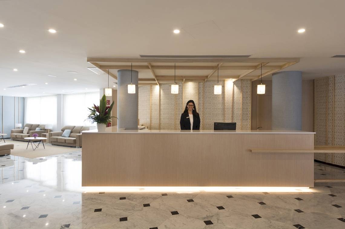 Empfangsbereich des HSM Golden Playa Hotels mit Rezeptionistin und modernen Möbeln