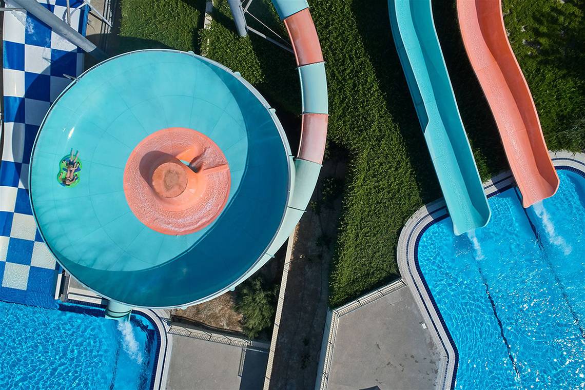 Aus der Luft aufgenommene Wasserrutsche im Porto Bello Royal Hotel.