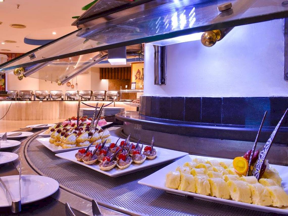 Buffet mit verschiedenen Gerichten im Parrotel Beach Resort.