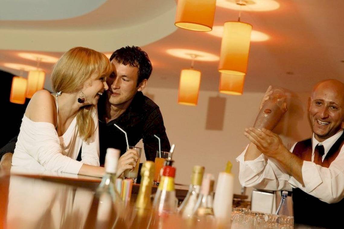 Barkeeper serviert Getränke im Falkensteiner Club Funimation Garden Calabria Hotel