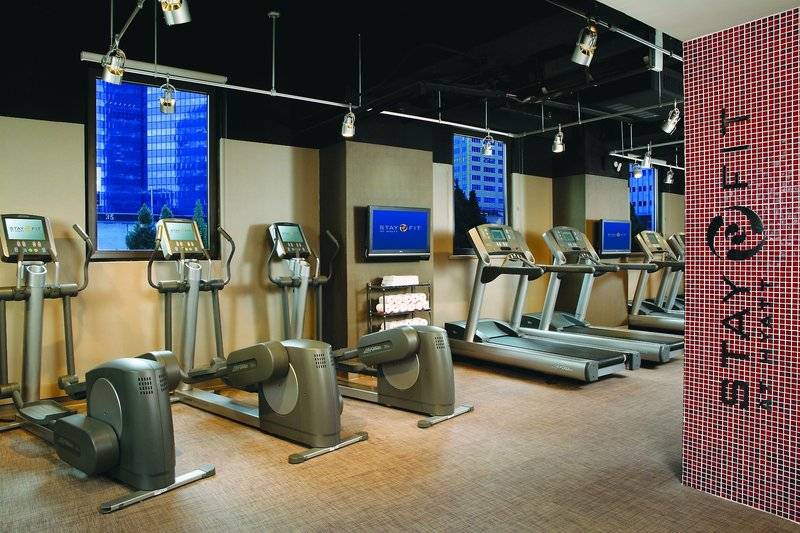Fitnessstudio im Hyatt Grand Central New York mit Laufbändern und anderen Geräten.