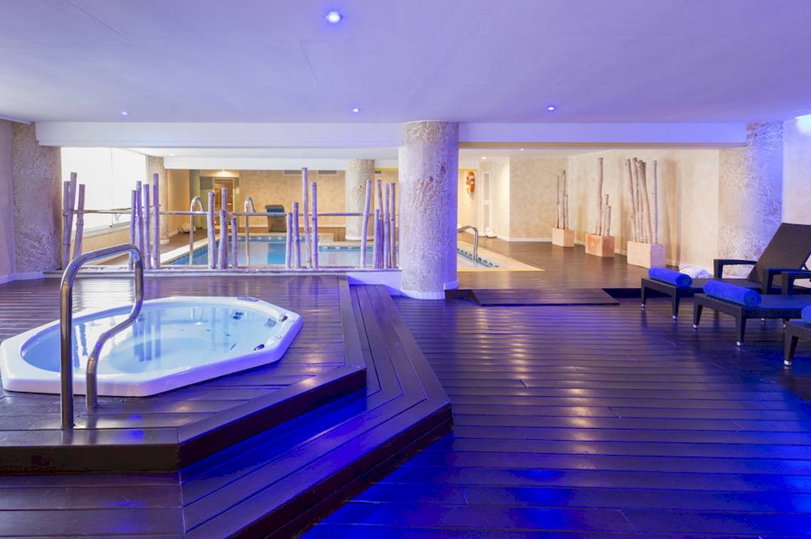 Wellnessbereich im HSM Golden Playa Hotel mit Jacuzzi und Loungebereich