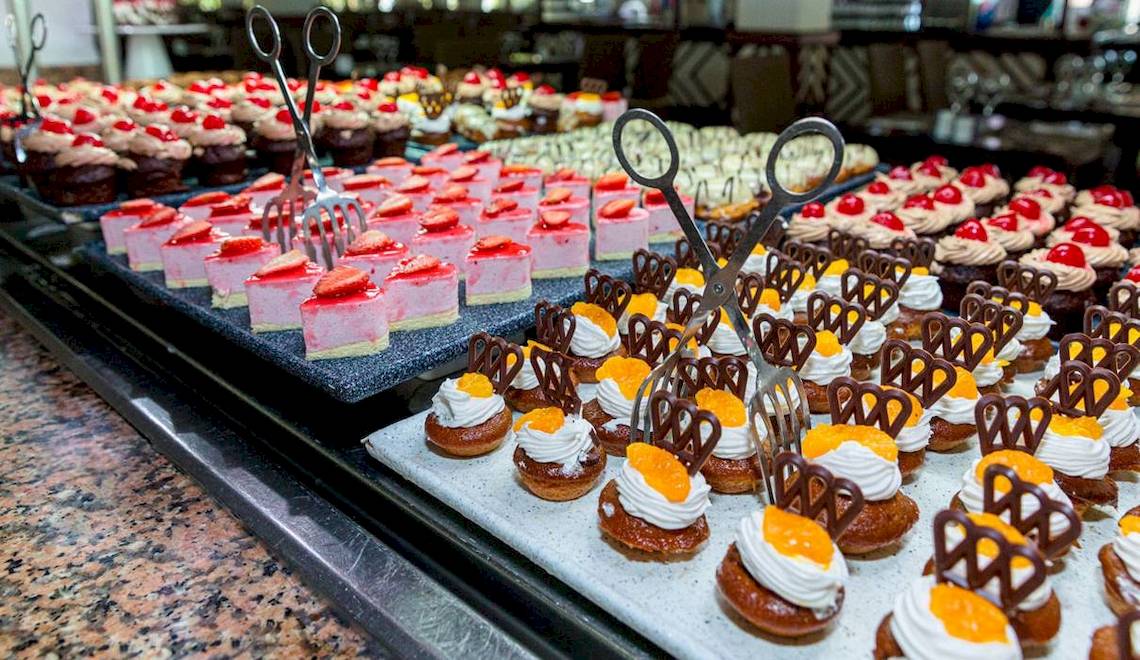 Dessertbuffet im Playabachata Spa Resort mit verschiedenen Kuchen und Törtchen.