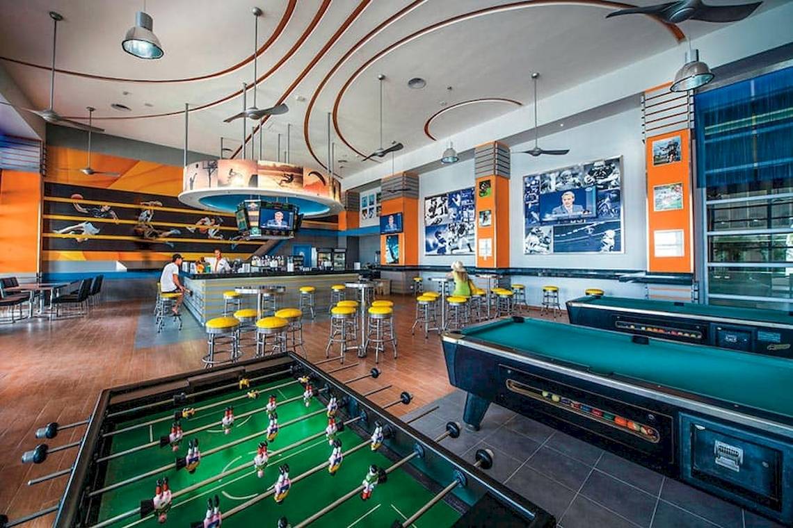 Sportbar im Riu Cancun Hotel mit Billardtischen und Tischfußball