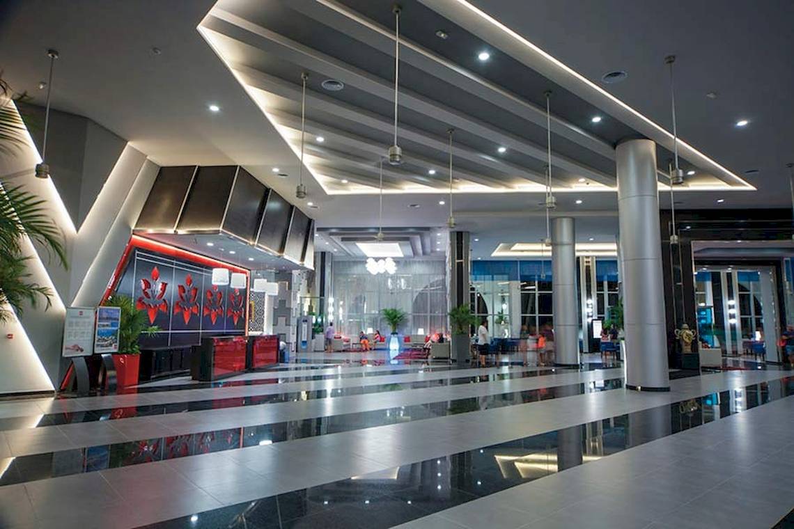 Lobby des Riu Cancun Hotels mit moderner Einrichtung und Pflanzen.