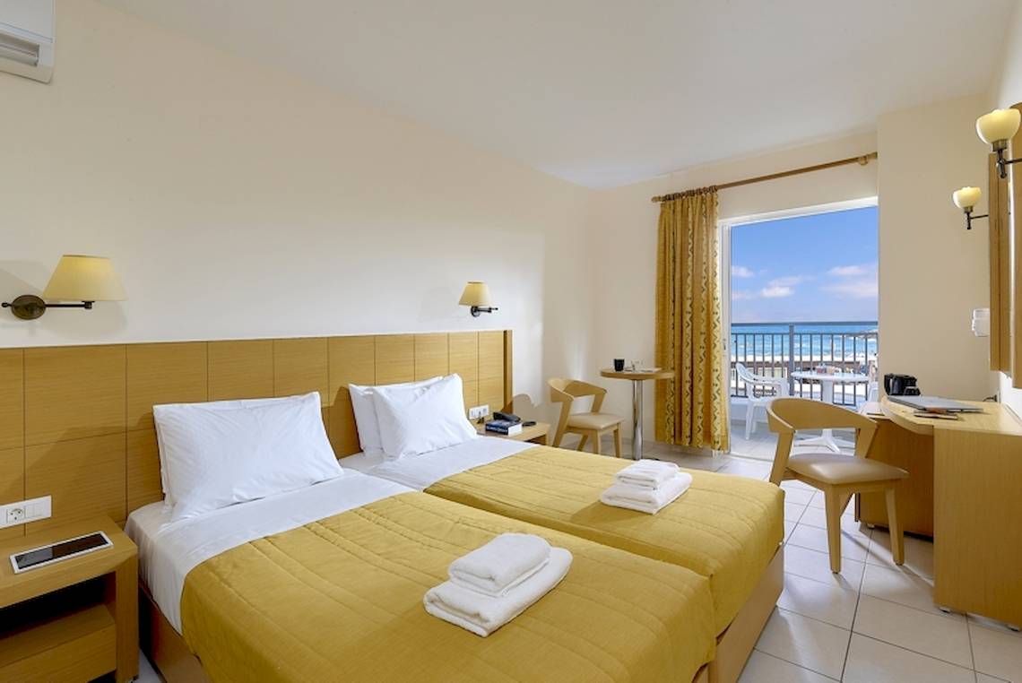 Doppelzimmer im Astir Beach Hotel auf Kreta mit Blick auf das Meer.