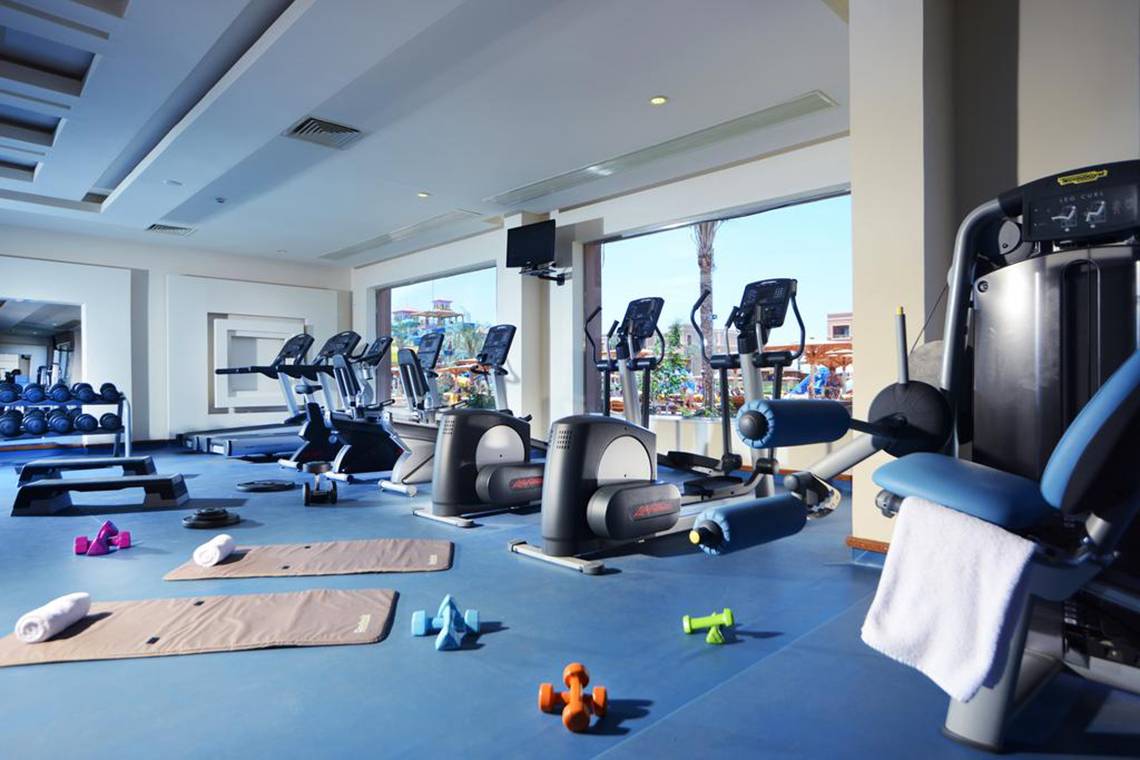 Fitnesscenter im Charmillion Club Aqua Park mit Laufbändern, Hanteln und Trainingsgeräten