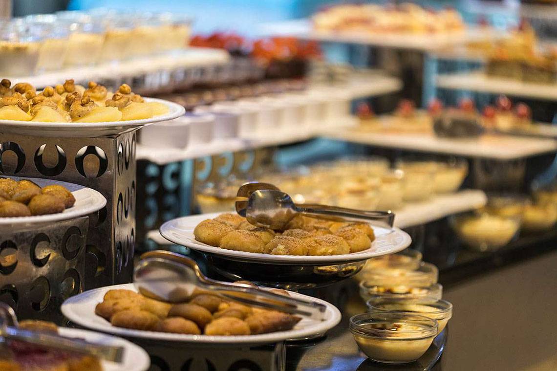 Buffettisch im Susesi Luxury Resort mit verschiedenen Desserts und Gerichten.
