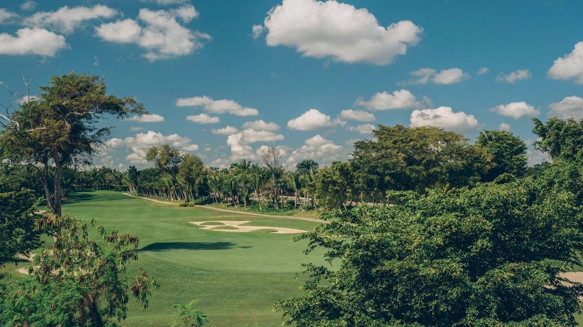 Golfplatz im Coral Level at Iberostar Selection Bávaro mit Bäumen und blauem Himmel