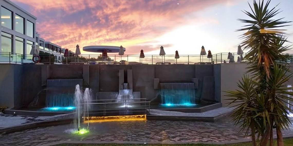 Kresten Royal Euphoria Resort Wasserfall bei Sonnenuntergang