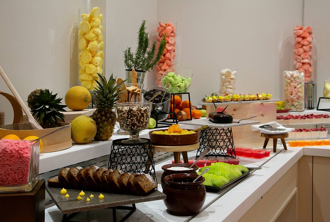 Frühstücksbuffet im Louis Paphos Breeze Hotel mit Obst, Gebäck und weiteren Leckereien.