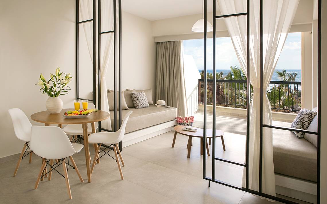 Balkon des Louis Paphos Breeze Hotels mit Sitzecke und Tisch im Innenraum