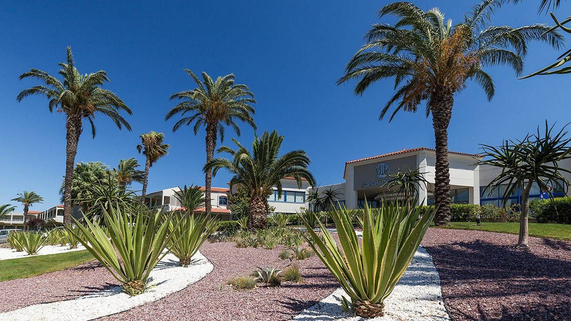 Eingang des Rodos Princess Beach Hotels mit Palmen und Kiesweg
