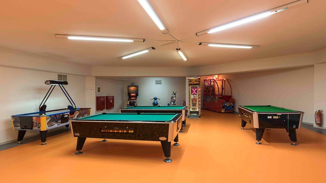 Billardhalle im Rodos Princess Beach Hotel mit drei Billardtischen und Arcade-Spielen.