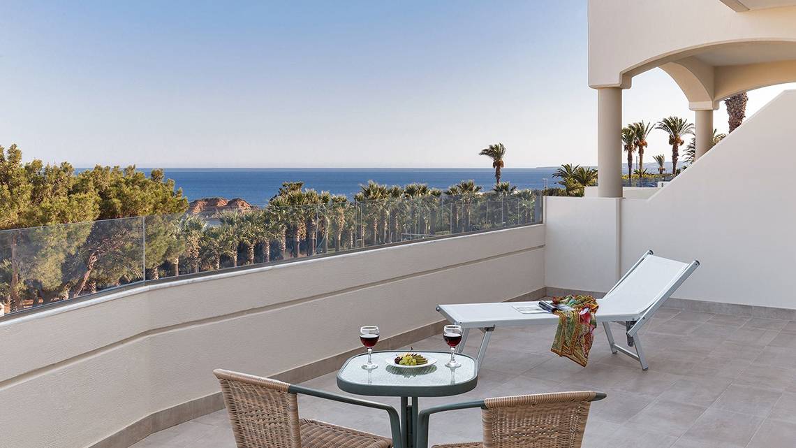 Balkon des Rodos Princess Beach Hotels mit Blick auf den Ozean und Palmen.
