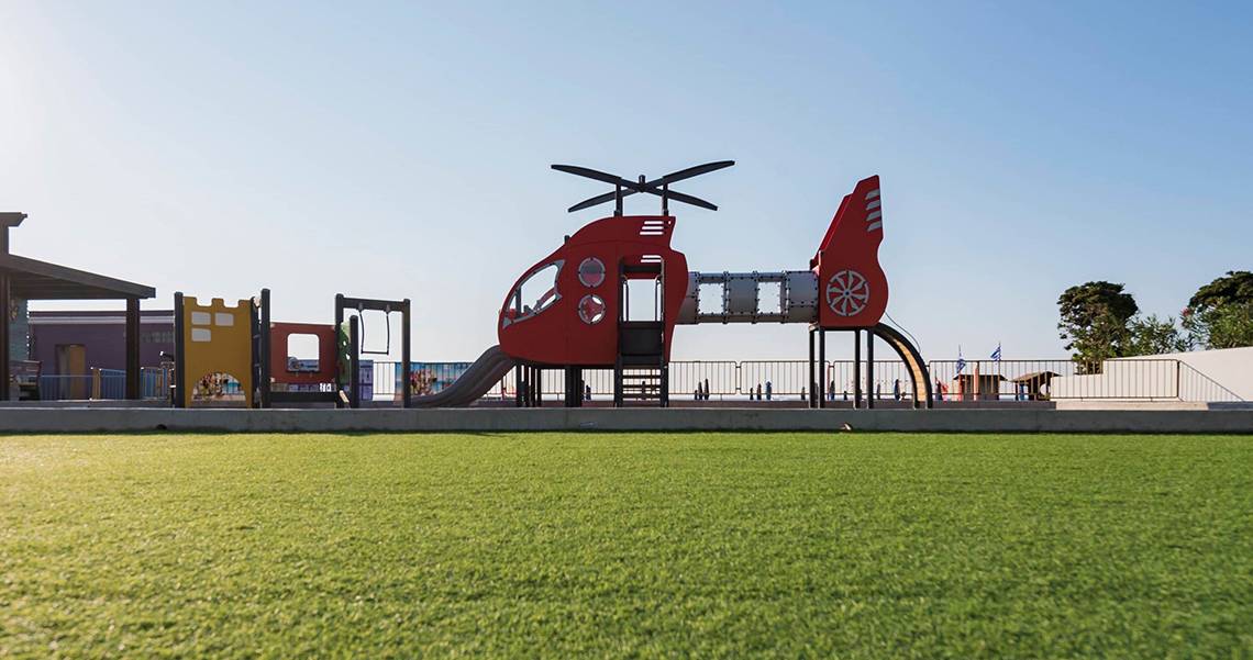 Kinderspielplatz im Esperides Beach Resort mit einem roten Hubschrauberspielgerät.