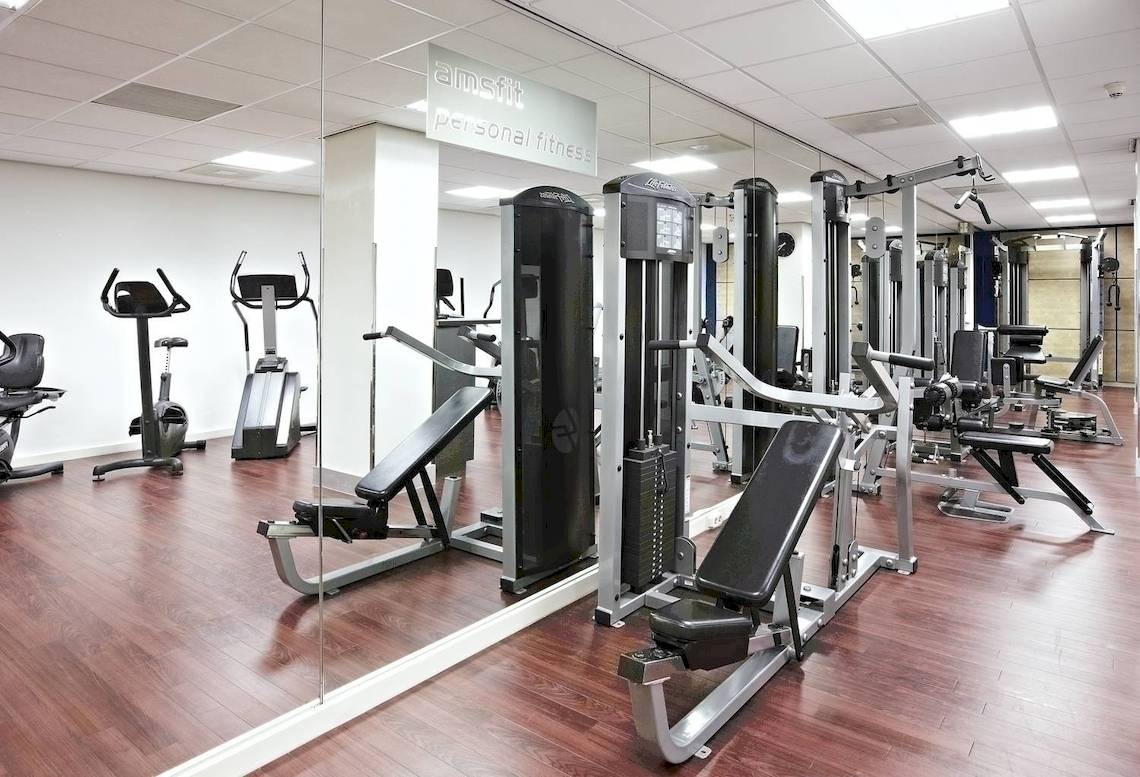 Fitnessstudio im NH Amsterdam Centre Hotel mit verschiedenen Trainingsgeräten